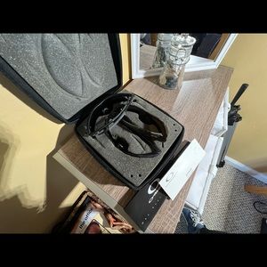 Set of 2 Oakley sunglasses!